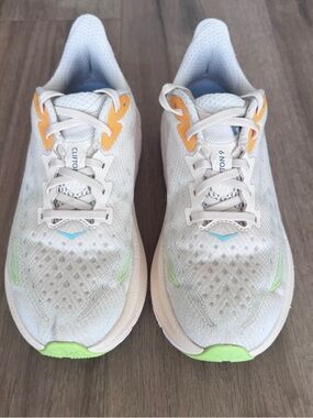 Women’s Clifton 9 Running Shoes Size 7D (wide)